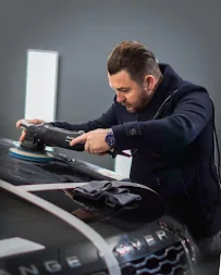Profesional de Bogdan Detailing trabajando